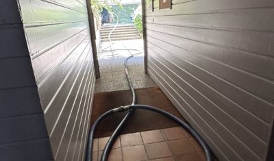 pompage d'eau dans une cage d'ascenseur dans un bâtiment à Four