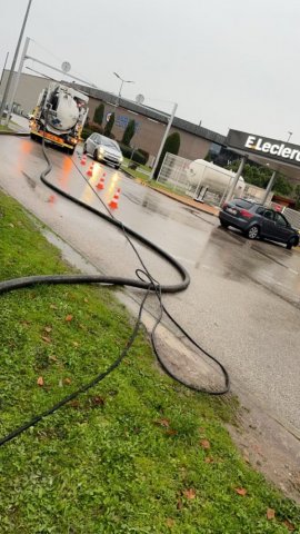 vidange et nettoyage de plusieurs poste de relevage pour entretien au centre Leclerc à Bourgoin