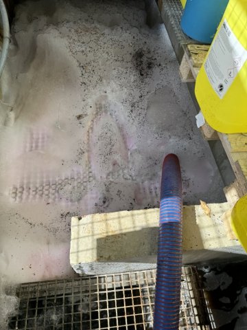 pompage et nettoyage d'une rétention de stockage dans une entreprise à Genas
