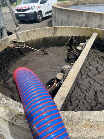 pompage de boue dans une station d'épuration à Septème