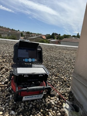 inspection video de descente d'eau pluvial et démoussage du toit pour une copropriété à Saint Quentin Fallavier 