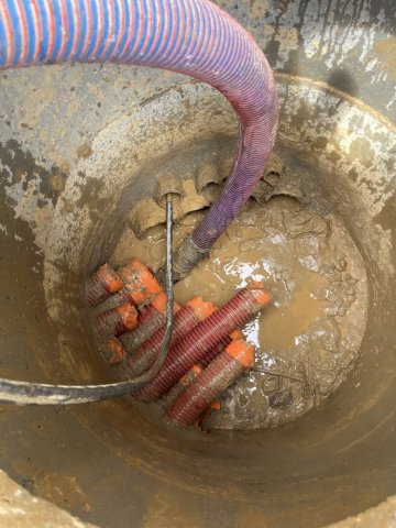 curage de fourreaux électrique pleins de boue sur un chantier à La verpilliere  