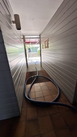 pompage d'eau dans une cage d'ascenseur dans un bâtiment à Four