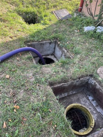 vidange d'une fosse toutes eaux et d'une fosse septique chez un particulier pour raccordement à l'égout à Four 