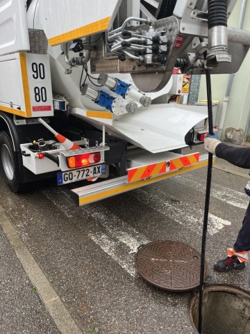 débouchage d'un collecteur eau pluvial suite à une inondation pour la commune à Heyrieu