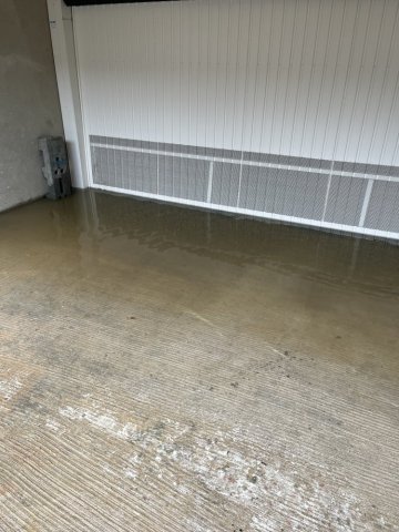 pompage d'eau en sous sol dans un garage de bâtiment suite au inondation à Saint George D'éspéranche 