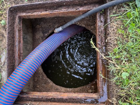 vidange et nettoyage d'une fosse septique et d'un puits perdu à Estrablin