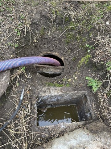 vidange et nettoyage d'une ancienne fosse pour raccordement à l'égout à Moras