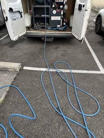 débouchage et inspection video d'une canalisation wc dans une entreprise à Saint Alban de Roche 