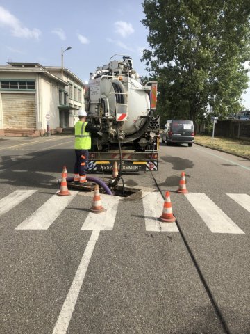 curage de réseau unitaire diamètre 1000 dans une usine à Feyzin