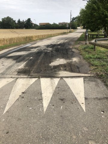 nettoyage haute pression d'une route suite a un débordement eaux usées à Colombier