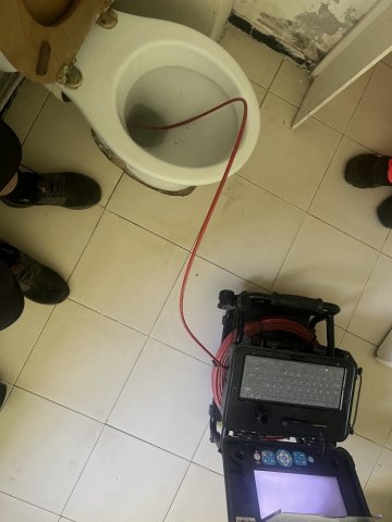 déblocage d'une brosse a wc bloquer dans une canalisation à Valencin