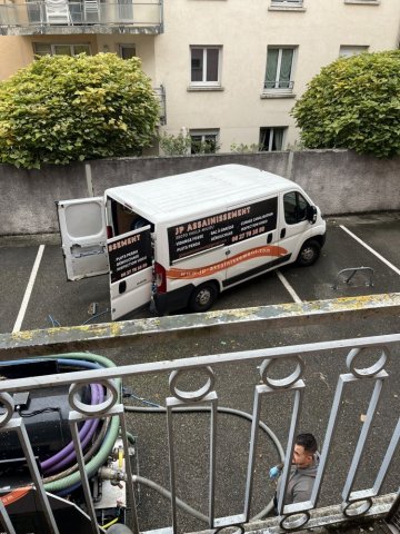 débouchage d'un pied de colonne dan s un bâtiment pour une régie à Bourgoin Jallieu