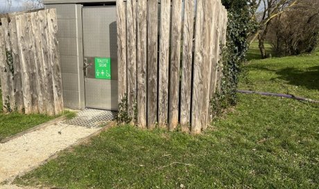 nettoyage haute pression de wc public pour un parc public à Meyzieu 