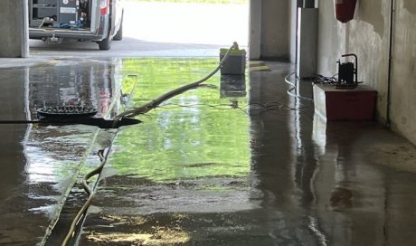 inondation pompage d'eau dans des  garages en sous sol à Domarin