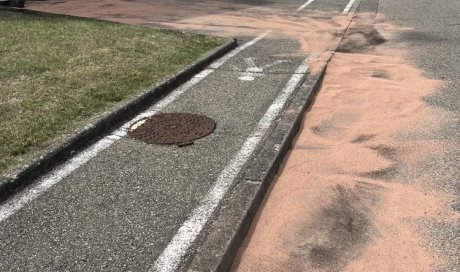 nettoyage d'une cours d'école suite à une pollution à l'huile de vidange à Colombier