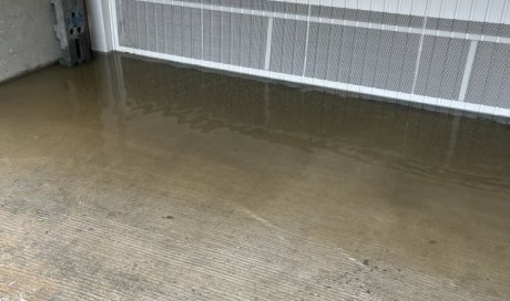 pompage d'eau en sous sol dans un garage de bâtiment suite au inondation à Saint George D'éspéranche 