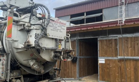 curage de descente de cheneaux dans des box à chevaux à Saint Jean de Bournay