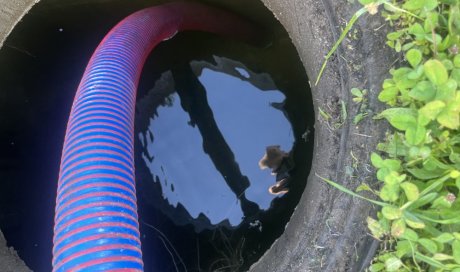 pompage d'un regard d'eau potable et inspection video pour localisation d'une fuite importante dans une concession automobile à Bourgoin