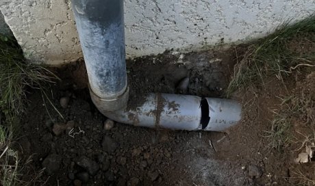 petit travaux de raccordement , un cheneau qui n'étais pas raccorder sur son réseaux remise au norme à Saint Georges D'esperanche