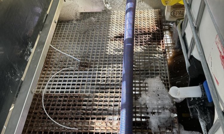 pompage et nettoyage d'une rétention de stockage dans une entreprise à Genas