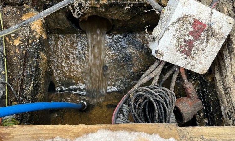 débouchage d'un regard eaux usée avec mini hydrocureur à Chaponnay