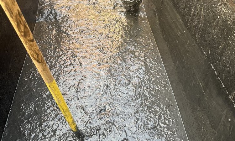 entretien d'un aire de lavage tondeuse tracteur dans un parc à Miribel