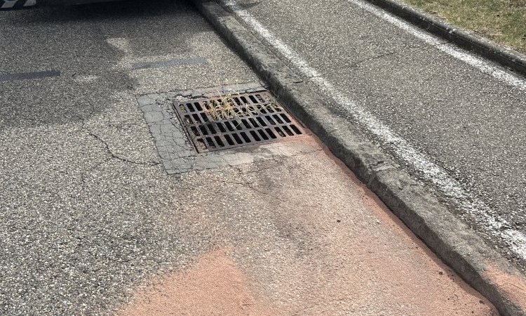 nettoyage d'une cours d'école suite à une pollution à l'huile de vidange à Colombier