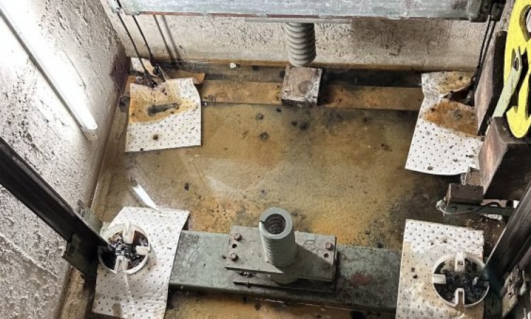 pompage d'eau dans une cage d'ascenseur dans un bâtiment à Four