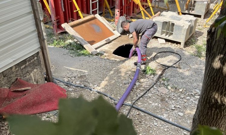 vidange et nettoyage d'une fosse toutes eaux de 5000 litres sur un  chantier à Bourgoin Jallieu 