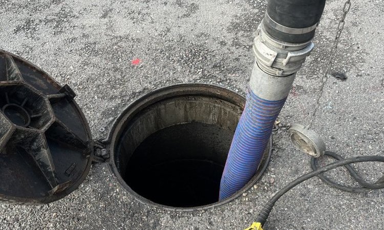 pompage d'eau et nettoyage de 3 puits perdu suite a une inondation dans une entreprise à Saint Laurent de Mure 