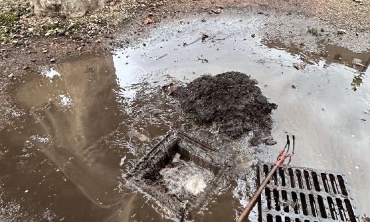 nettoyage de grille d'eaux pluviales dans la cours d'une agence bancaire à Macon