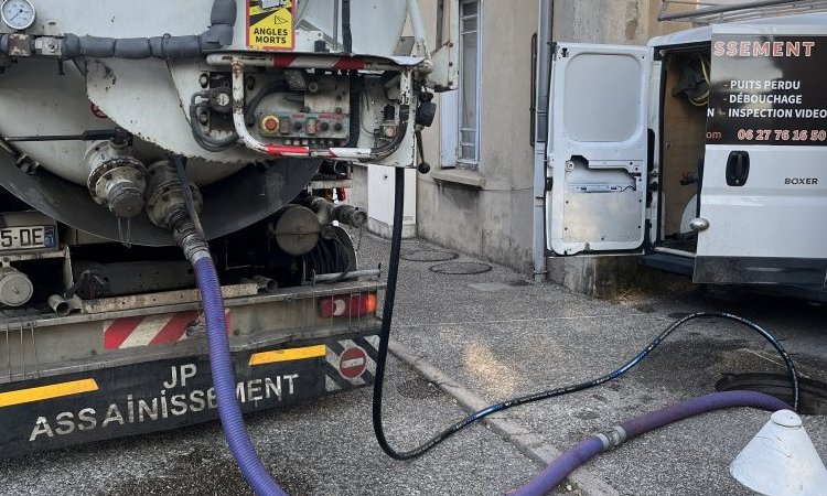 débouchage de canalisation dans des rue inaccessible en poids lourd 