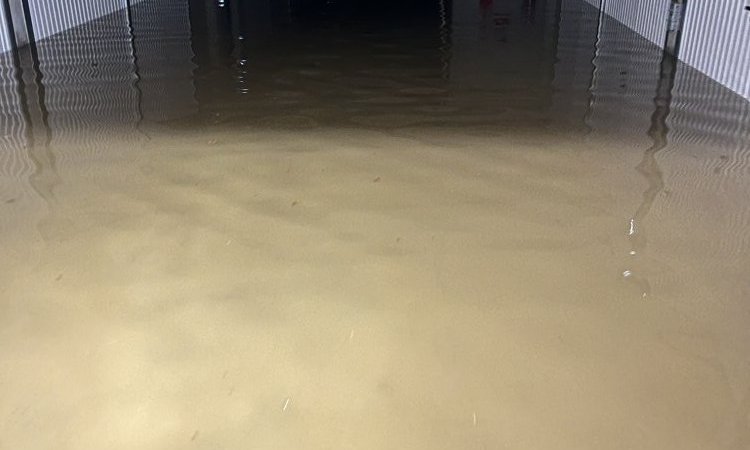 pompage d'eau en sous sol dans un garage de bâtiment suite au inondation à Saint George D'éspéranche 