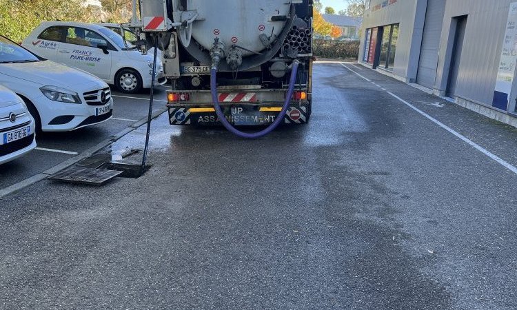 pompage boue , nettoyage haute pression du parking suite a un débordement dans une entreprise à Bourgoin Jallieu 