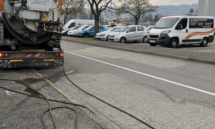 curage de réseaux eaux usées avec inspection video avant travaux sur un magasin à Estrablin