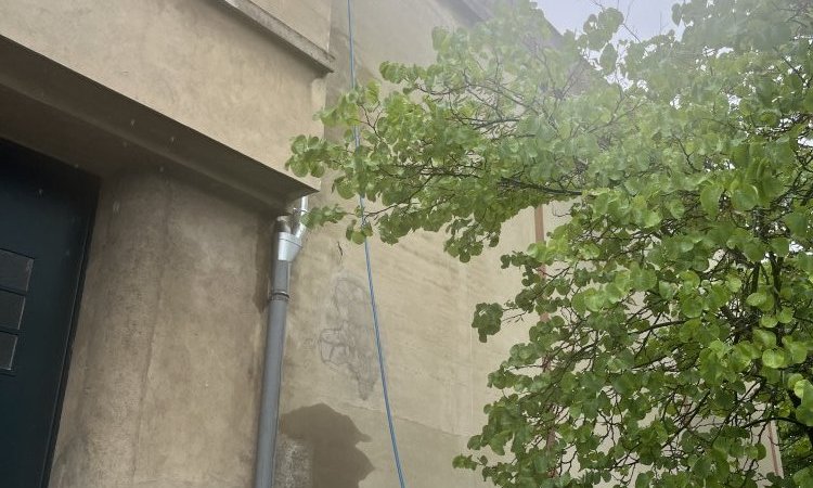 recherche de fuite et débouchage de colonne eaux pluviales  descente de toit à Lyon 8