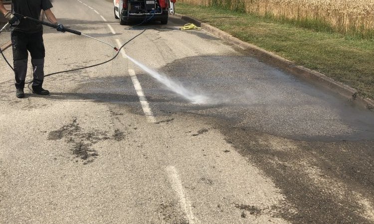 nettoyage haute pression d'une route suite a un débordement eaux usées à Colombier