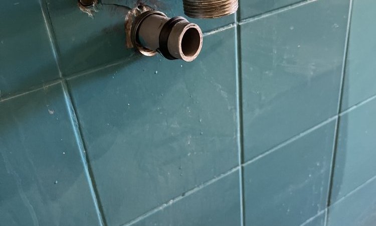 débouchage d'un lavabo dans un bar tabac à Saint Siméon de Bressieux