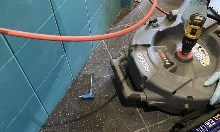 débouchage d'un lavabo dans un bar tabac à Saint Siméon de Bressieux