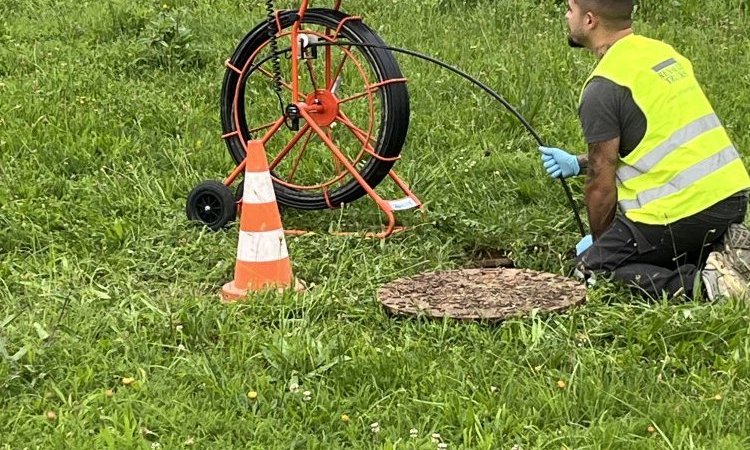 curage de 500 ml de réseau eaux usées avec inspection video sur une aire autoroutière à Mionnay