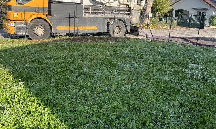 vidange et nettoyage d'une micro station tricel pour entretien à Chatonnay