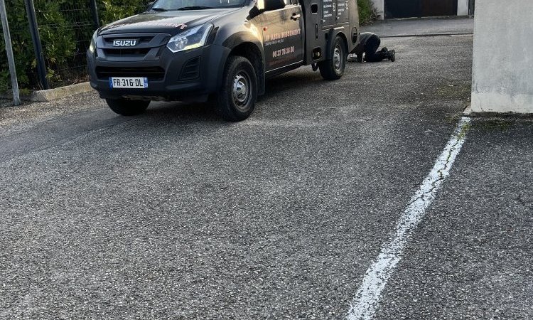 curage d'un réseau d'eau pluviale dans un lotissement pour entretien à Frontonas