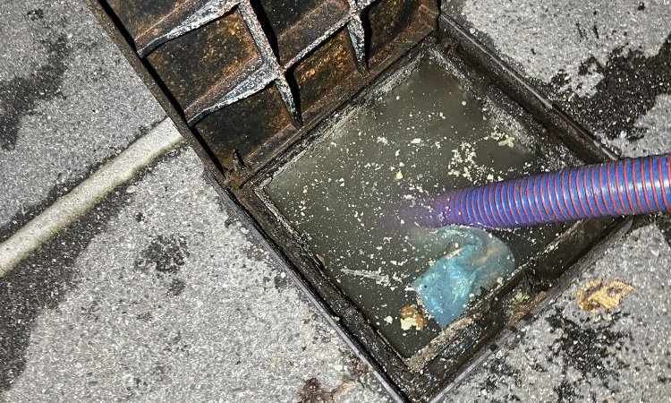 vidange et nettoyage haute pression avec curage du réseau pour entretien dans une boulangerie à La Verpillière.