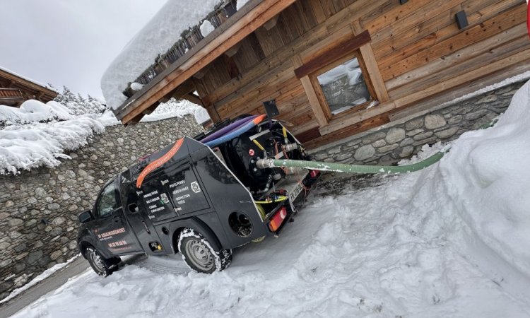 intervention urgente en haute montagne pour la vidange et nettoyage d'une fosse de relevage boucher à Méribel les Allus