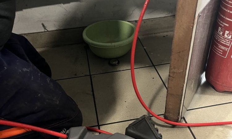 débouchage d'urinoir avec machine flexshaft dans une entreprise à chaponnay 