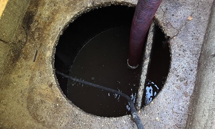 vidange d'une ancienne fosse septique pour raccordement à l'égout chez un particulier à Pont évèque 