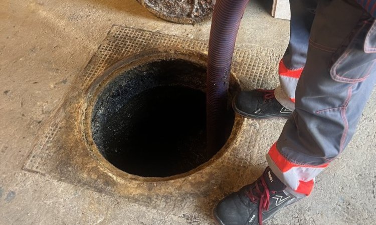 vidange d'une fosse septique pour raccordement à l'égout à Serpaize