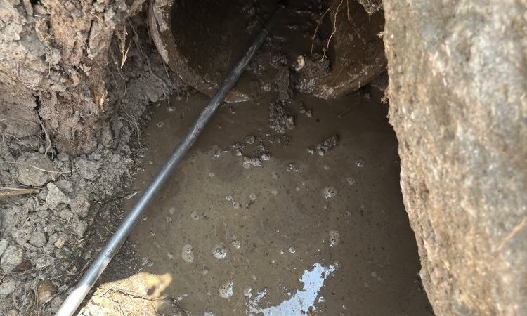 curage d'une canalisation eaux pluvial de traversée de route pour un agriculteur à Diemoz 