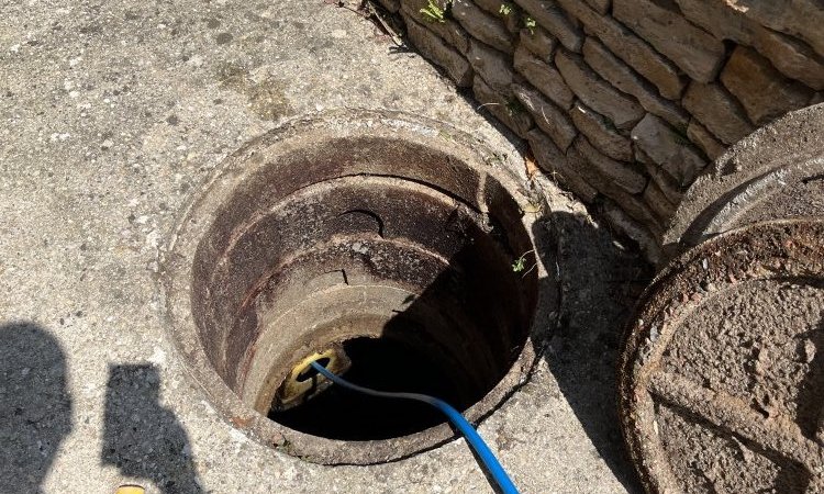 débouchage d'une canalisation d'arrivée de fosse à Charantonnay